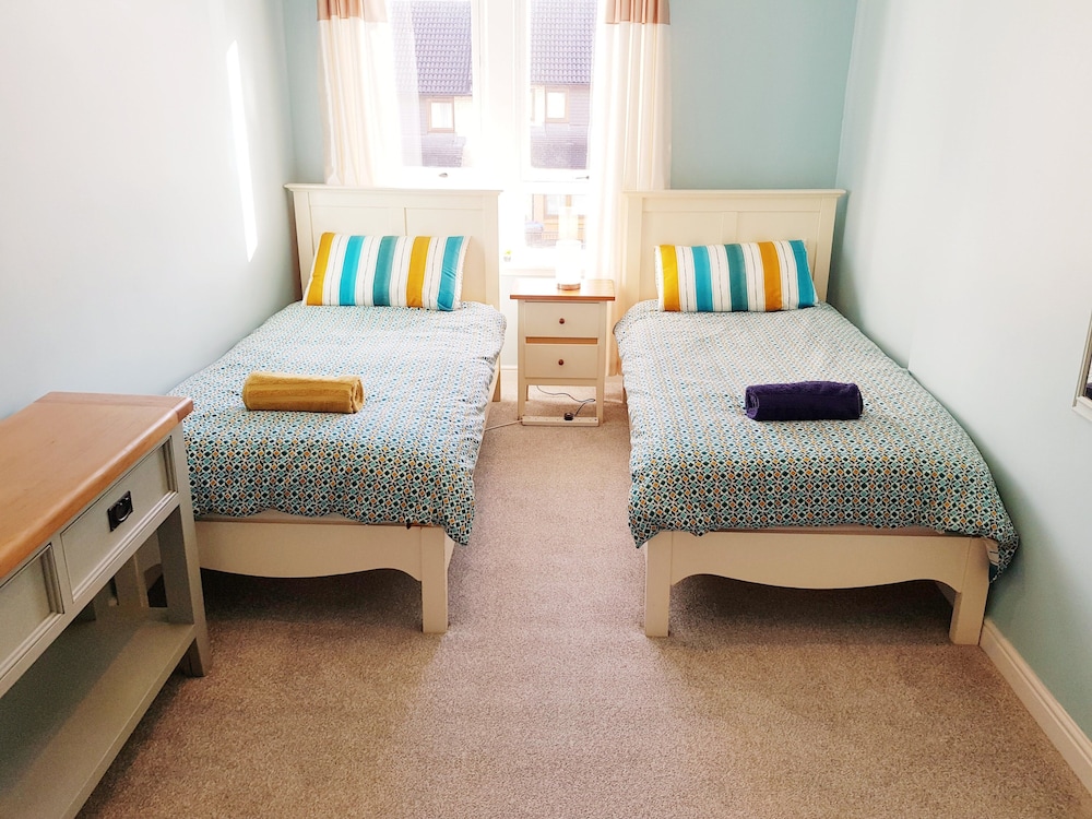 Warm Cosy Family Home With Free Parking view 3