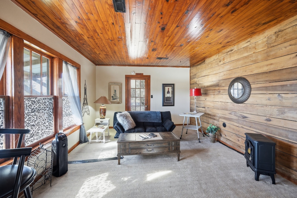 Cozy Country Retreat Hot Tub, Fire Pit & Guitars 2 Bedroom Home