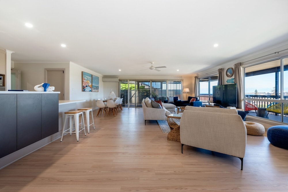 Large Upstairs Family Stay Near Middleton Beaches