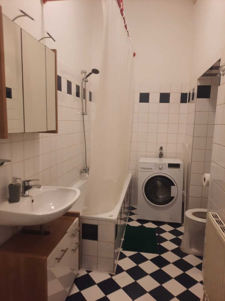 Modern 1BR With Living Room Central