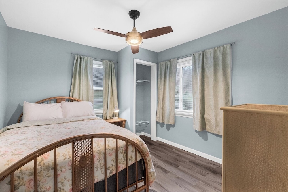 Cozy 2BR Home: With Lake Access & Work Space