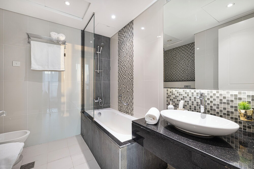 DAMAC Suites by Hostiva – Burj & Fountain
