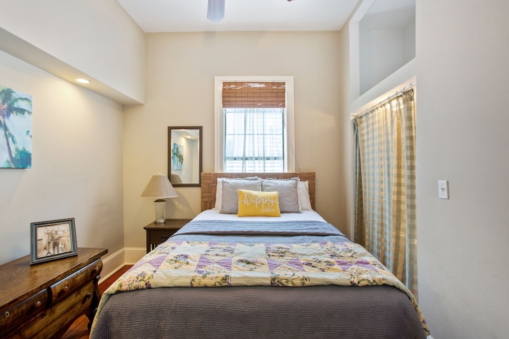 Antigua Key - Just A Couple Blocks To Seawall Beaches, Shops, Restaurants And Pleasure Pier! 4 Bedroom Home by RedAwning view 2