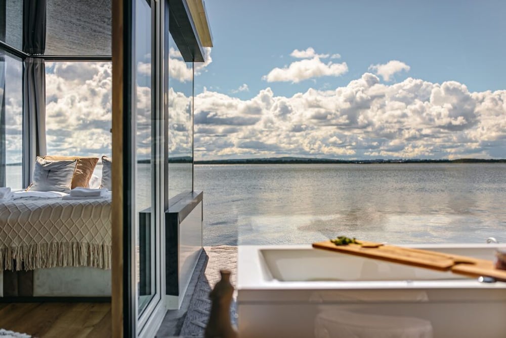 HT Houseboats