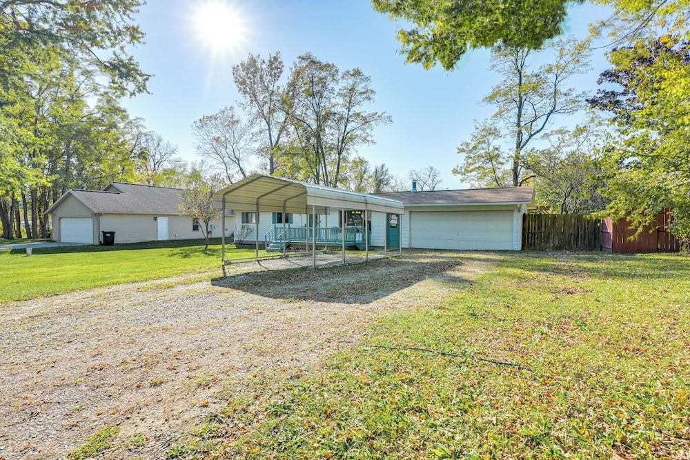 Sand Lake Retreat: Canal Access & Large Yard!