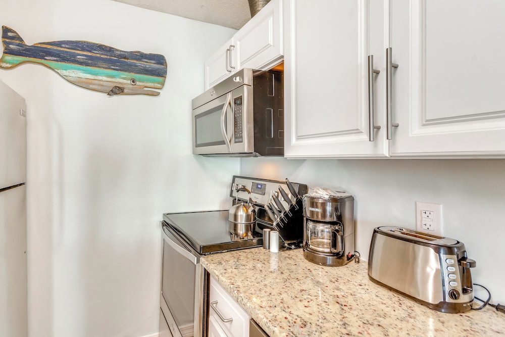 Walk to Beach: Resort Retreat w/ Balcony in Destin