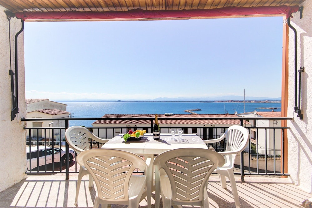 Apartment in Roses Near Beach