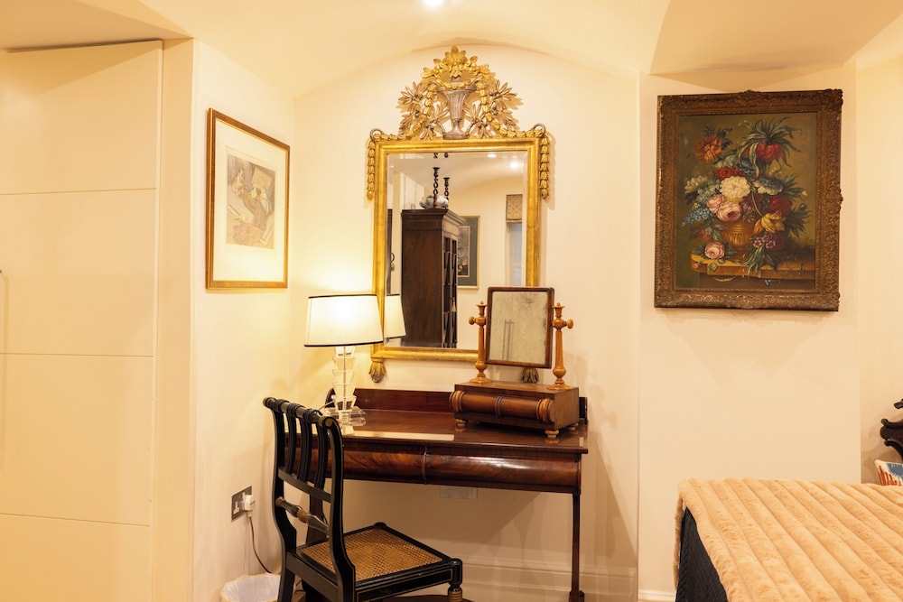 Large 4-bed 8-guests W/patio 1841 House Paddington