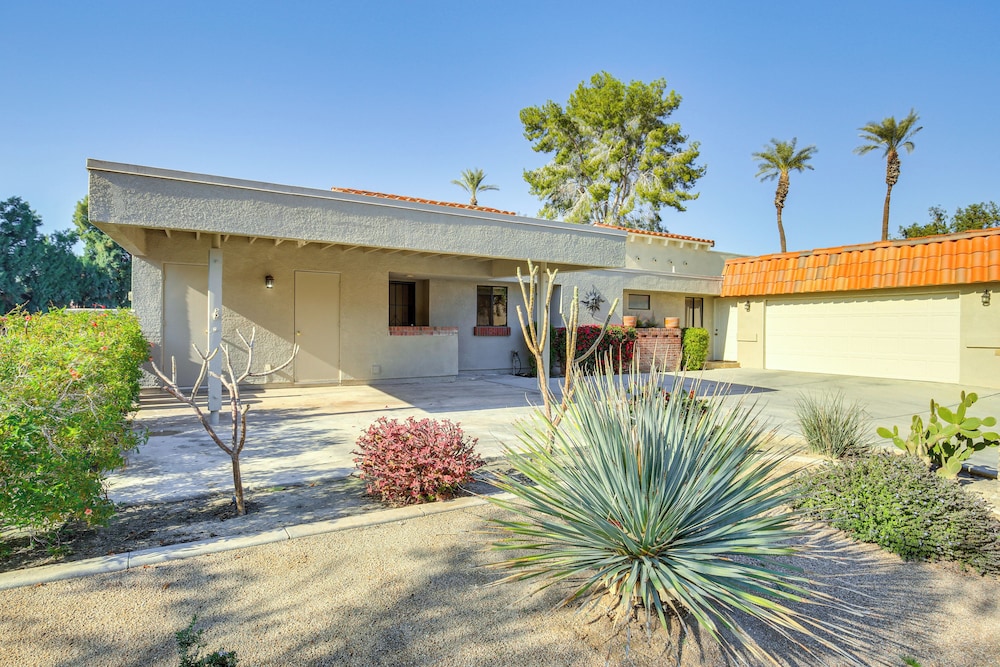 Pet-friendly Palm Desert Retreat: Golf Course View
