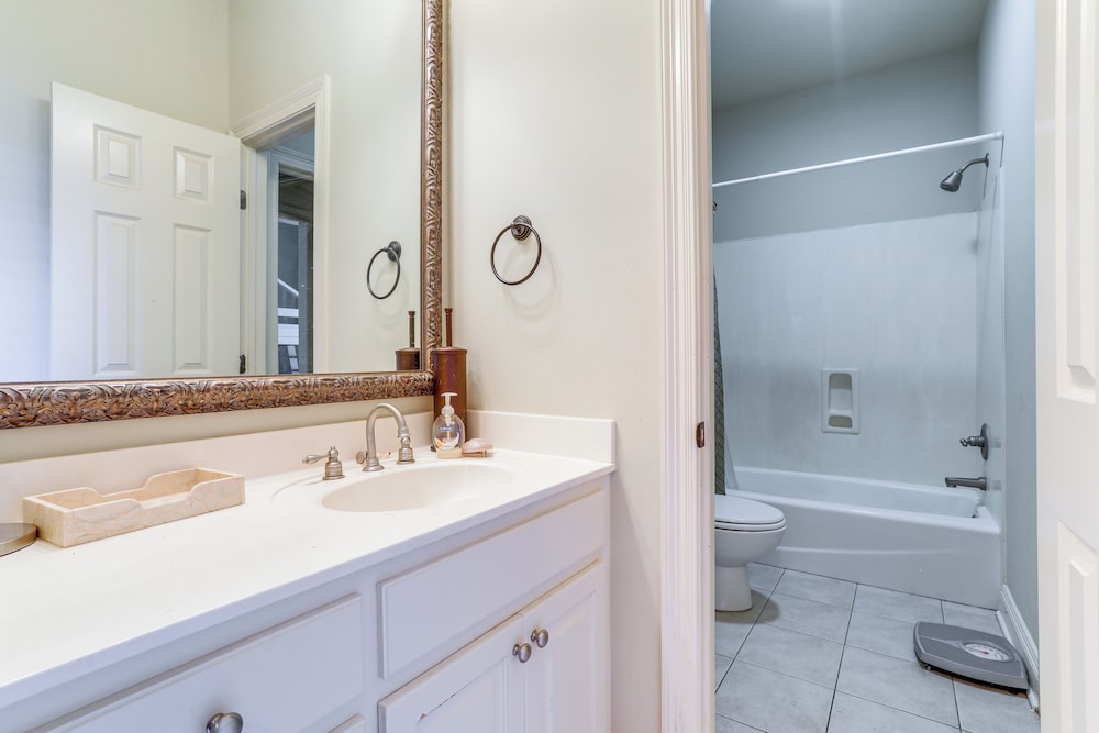 Easy Access to I-10: Family Home in Prairieville!