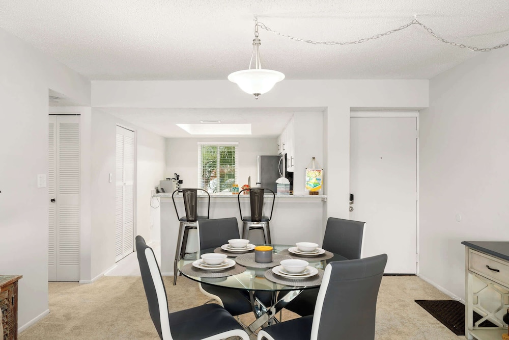 Modern Lakeside Condo 2 Bed, 2 Bath Oldsmar, FL