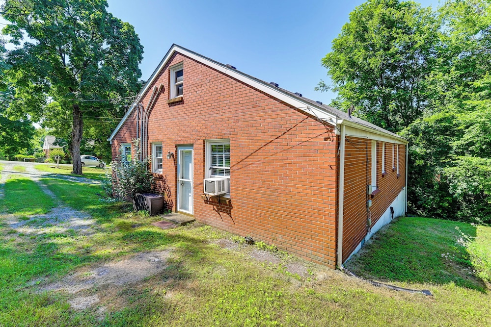 7 Mi to Dtwn: Apt w/ Spacious Yard in Nashville