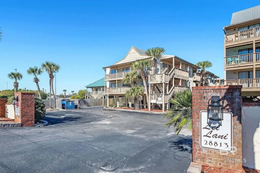 1 bed Beach Pools Waterfront Boating Palmaway