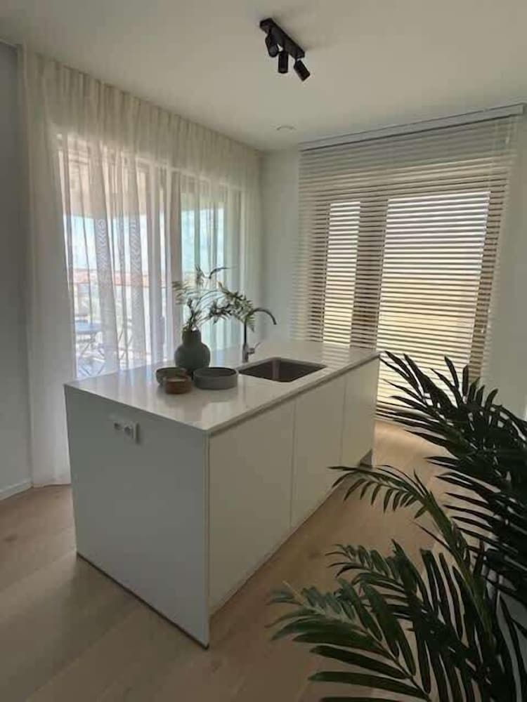 Modern Beach Apartment With Balcony Parking