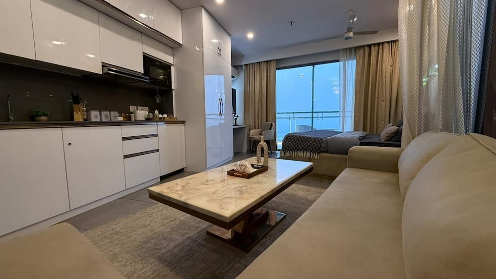 41 Floor River View - TheRoomeraStay