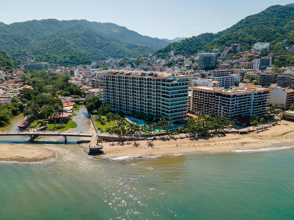 Ocean Front Amazing Views and Location Sleeps 8