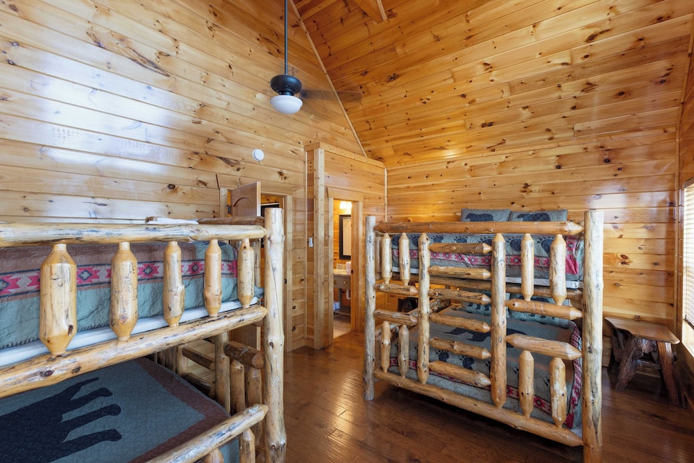 100 Guests Blackthorn: Sister Smokies Homes Luxury Mountain Retreat