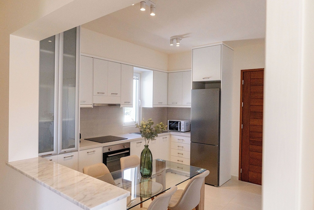 Phaedrus Living: Seaside Thalassa Cretan 101