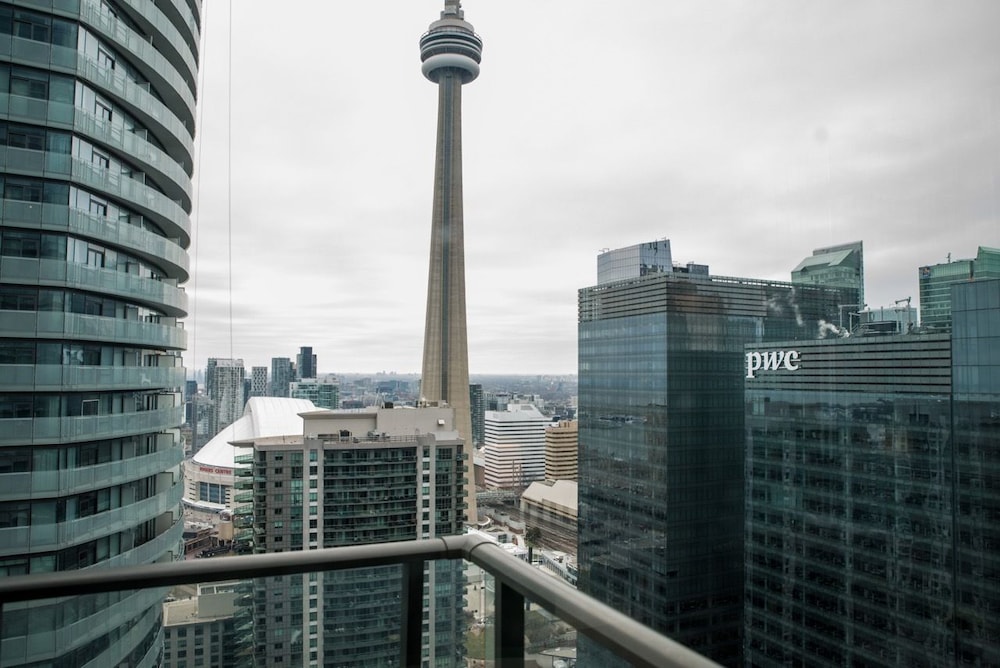 Sarkar Suites - Maple Leaf Square