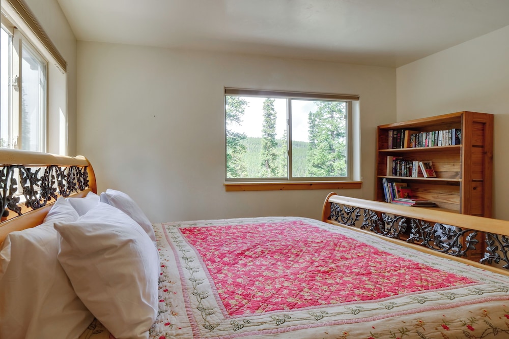Hot Tub + Game Room: Fairplay Cabin Near Hiking