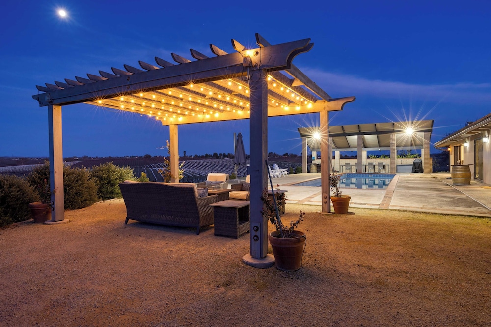 Private Pool, Firepit & Wine Room Near Top Paso Wineries Devi Ranch