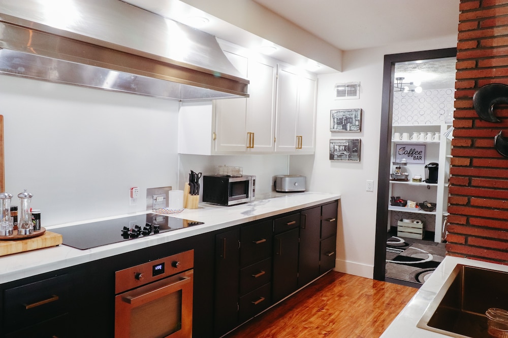 Omaha Vacations - Charming Omaha Retreat - Near Zoo Downtown 3 Bedroom Home by RedAwning - Property Image 14