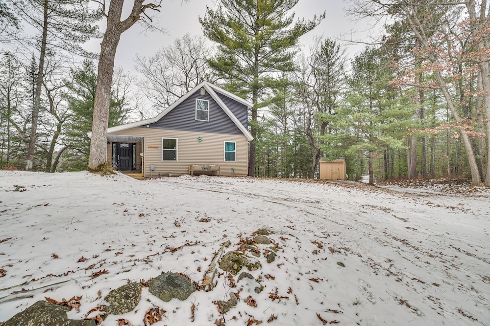 Lake Access & Dock: Remote Mio-area Cottage