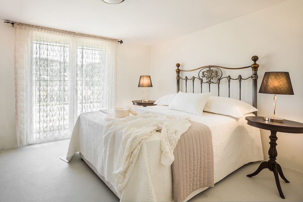 Malibu Studios & Apartments