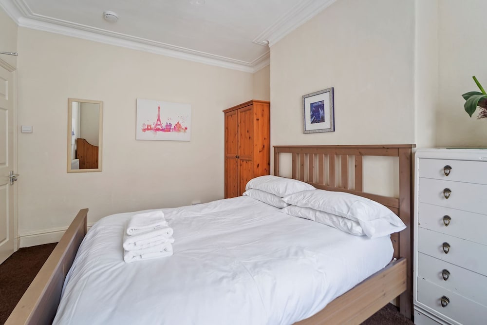 4 Bed House in Wolverhampton Your Home From Home view 5