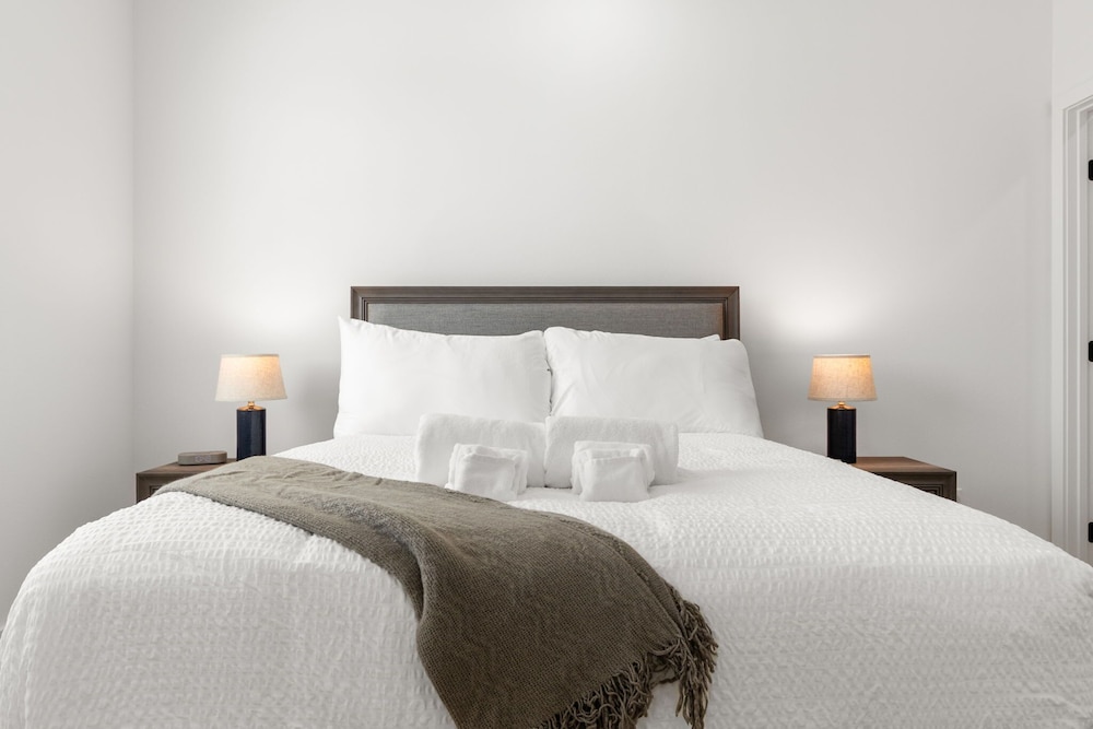 NEW Casa Sol Casa Cielo - Luxurious Newly Built Tampa Townhouses In Prime Location