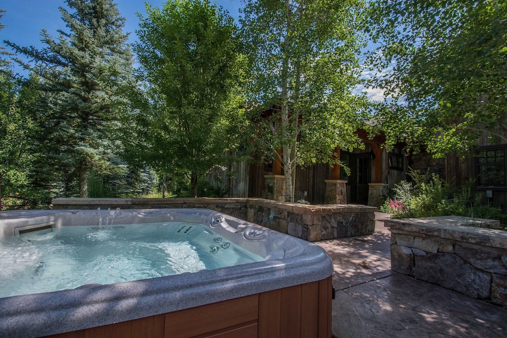 Twin Creeks Ranch Luxury Aspen Group Retreat 25-acres Guest House