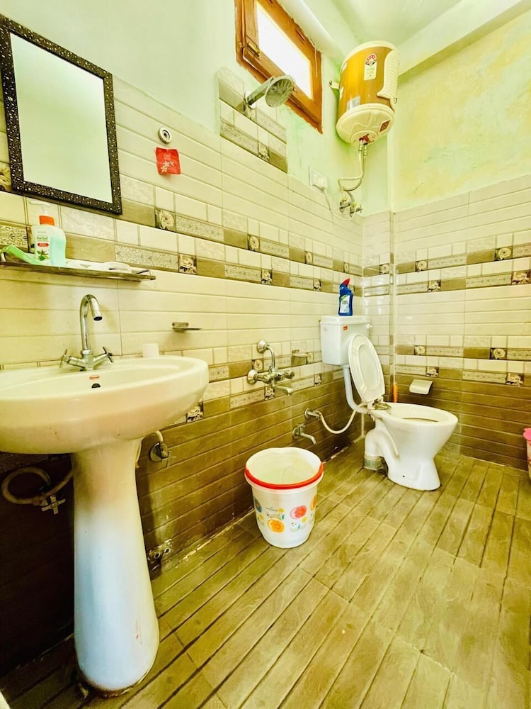 Pahadi Bliss Hotel Hostel Tosh