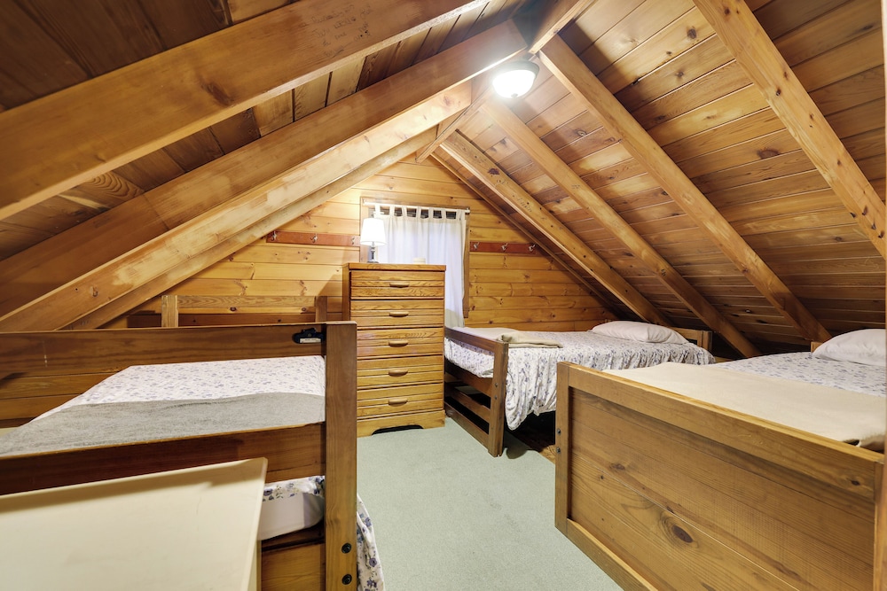 Cozy Lake Cabin 3 with Boatdock