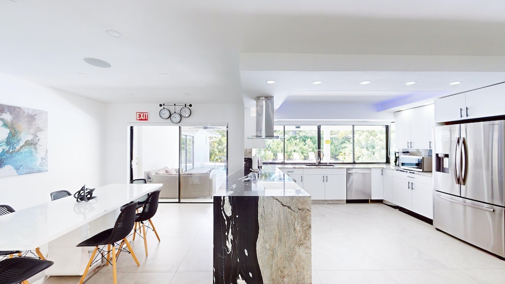 Villa Shapira 6BR Luxurious Designer Home With Heated Pool