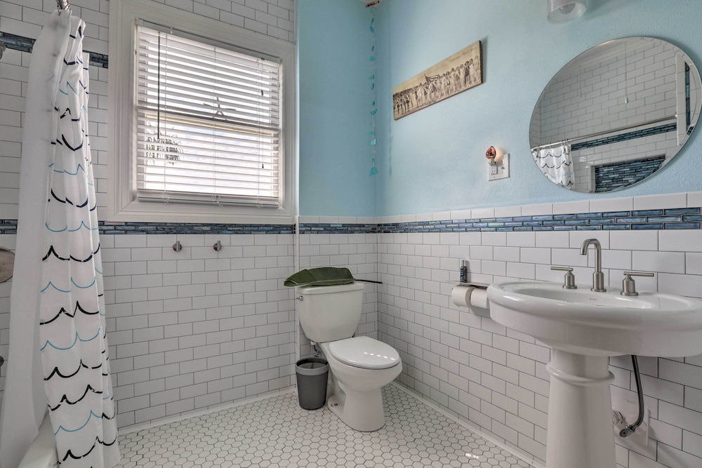 Historic Galveston Hideaway, Walk to the Beach!