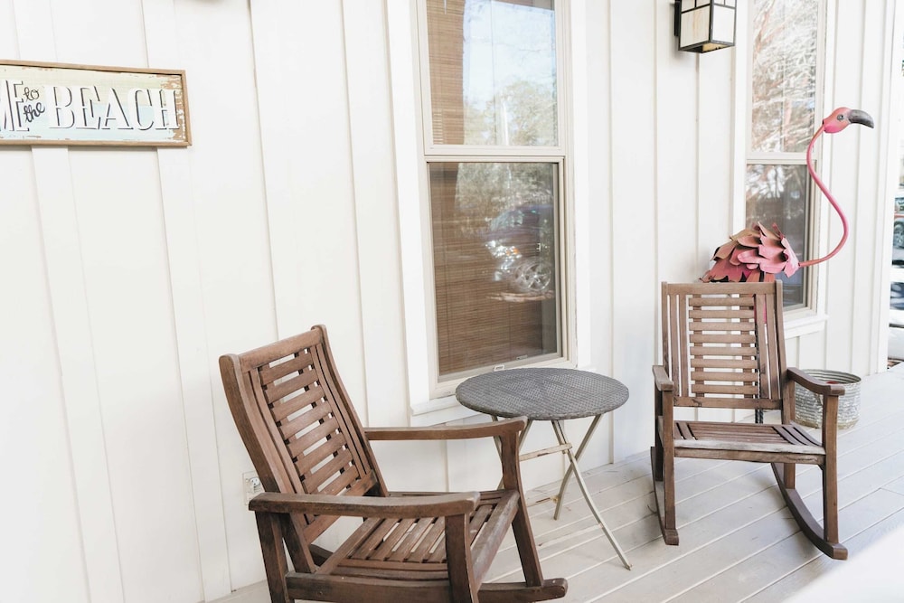 5 Mins to Beach, Shared Pool, Covered Deck, Bikes Heron Cottage by Avantstay