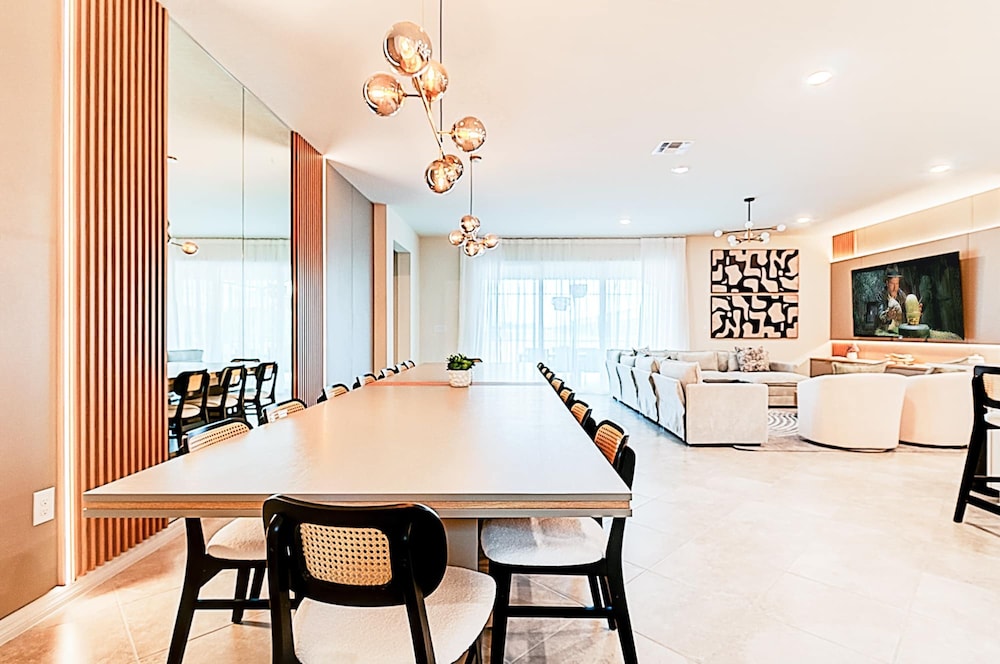 15807 Luxury 8 Bedroom Family Home With Game Room
