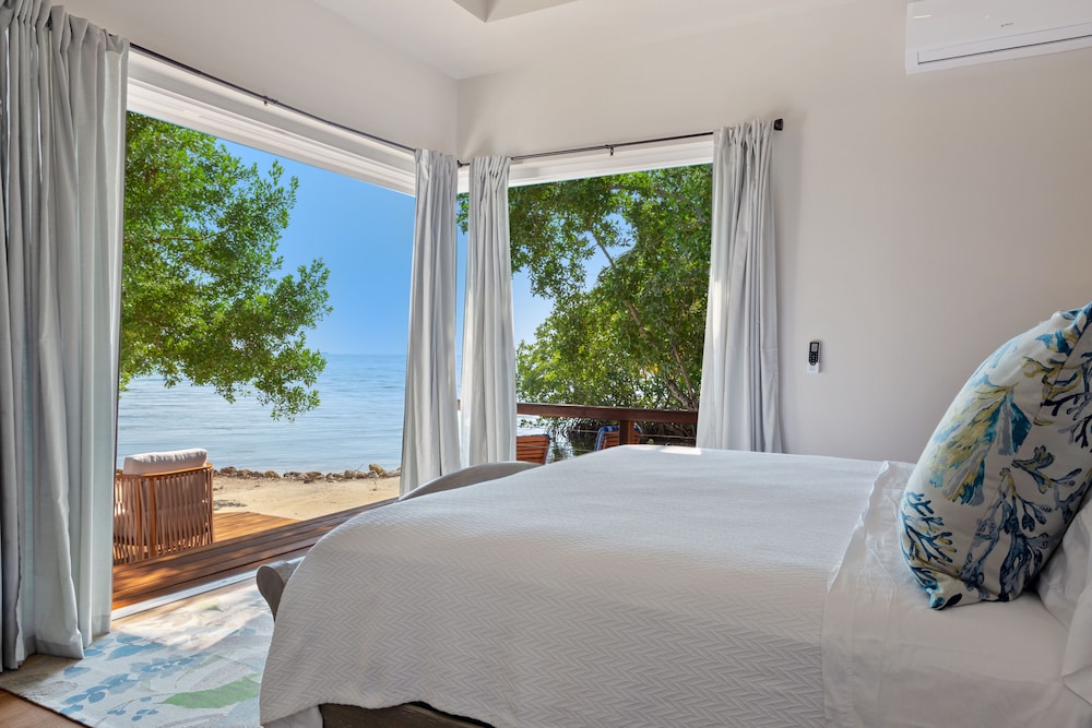 Ray Caye Private Island Resort