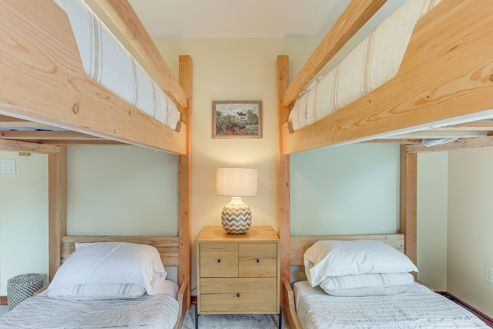 13 Mi to Ski Big Bear: Updated Getaway w/ Deck