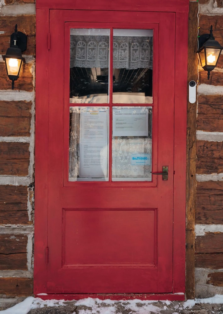 Manoir du Canard - 1800s Authentic Quebecois log Home With Modern Amenities