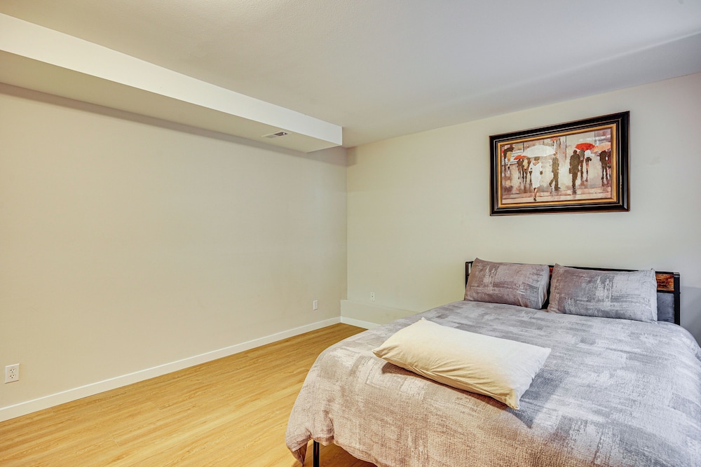 1 Mi to Puget Sound Shores: Modern Des Moines Apt!
