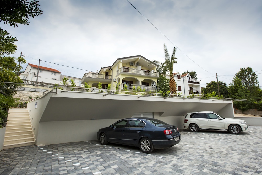 Apartments Bago