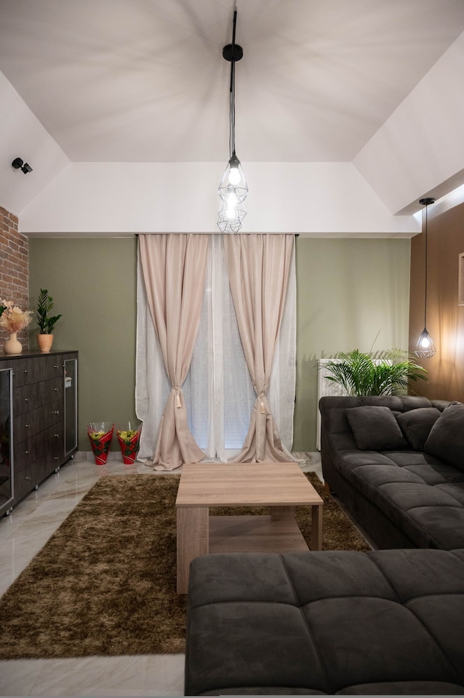 Aurora Breeze Trikala Town