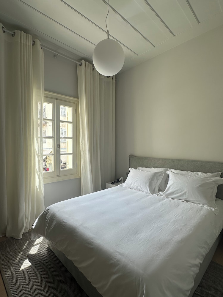 Amalie Suites