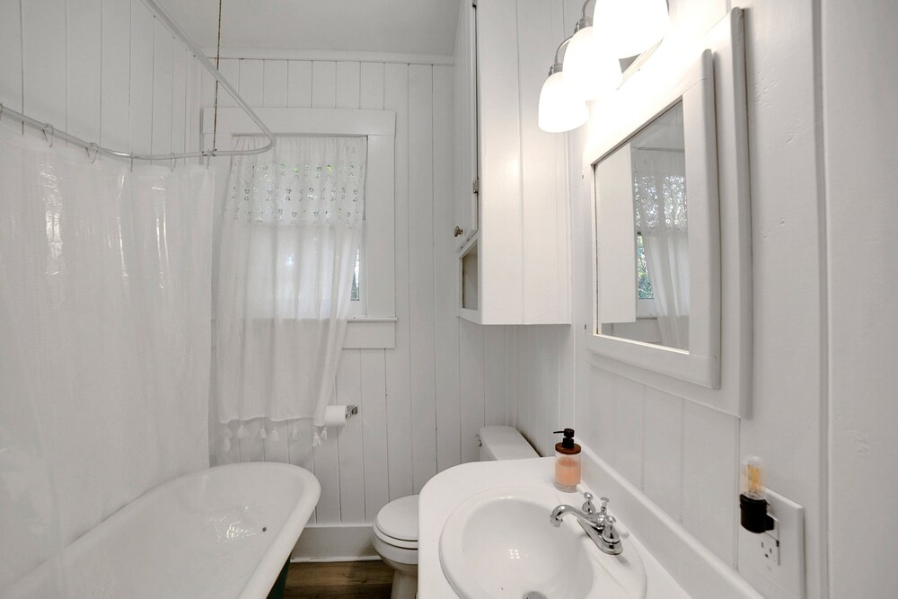 Magnolia House Walk To Festival Park 3 Bedroom Home