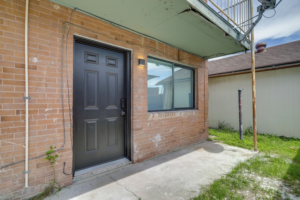 Houston Apartment: Close to University & Downtown view 3