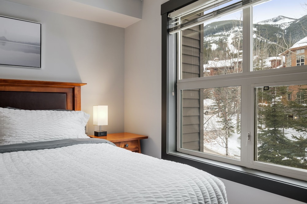 LARGE 3-Br 3-Ba | Ski In/Out | Pool & Hot Tubs | Central Upper Village Location - Image 2