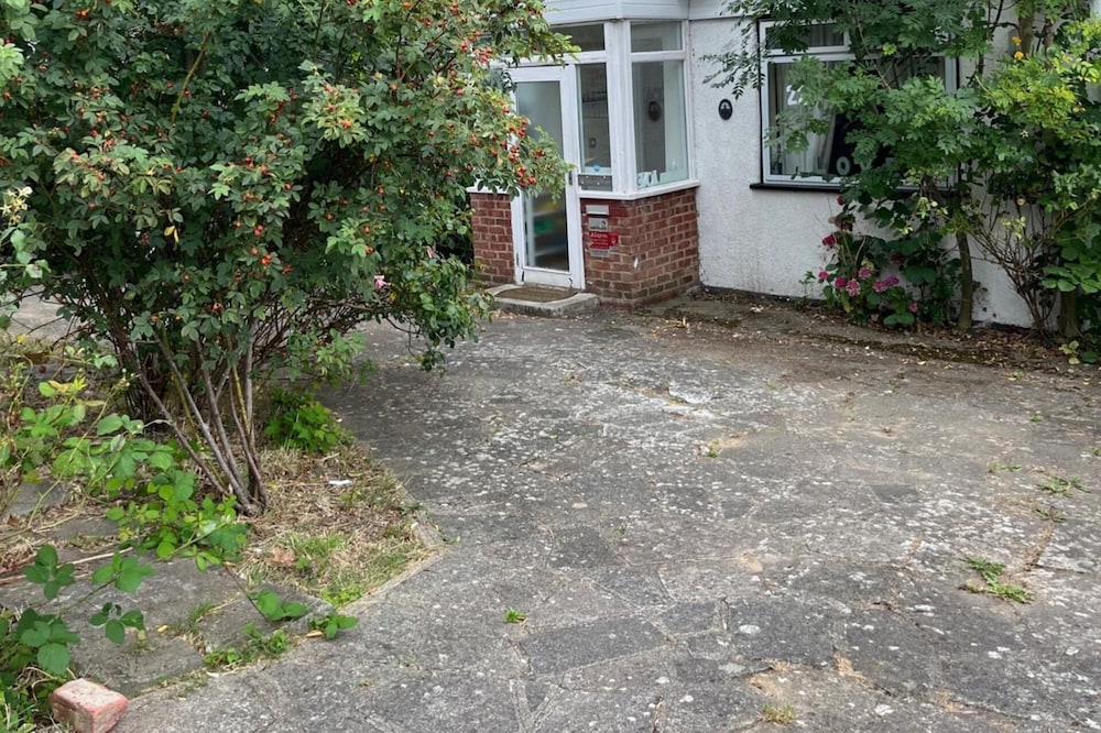 3 Bed Cottage Retreat - Private Garden & Parking