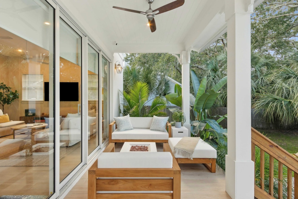 Serenity at Surfside by Avantstay Pool, Porches, Fire Pit & Arcade Near Vilano Beach