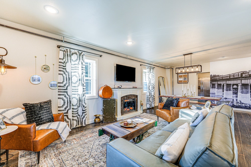 Historic Hollister Home: Shop, Dine & Drink Nearby